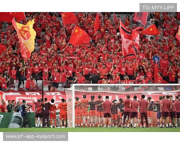 中国足球比赛场面纷争不断，球员表现抢眼，我国足球比赛